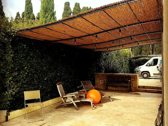 Pergola provençale terrasse canisse - La Métallerie Du Sud