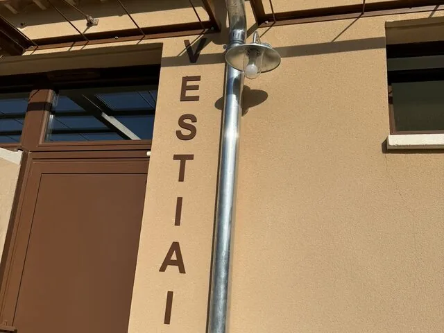 Signalétique métallique découpée «Vestiaire» sur façade