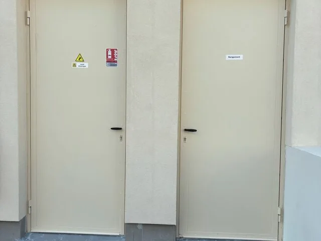 Deux portes techniques beiges, local électrique et rangement