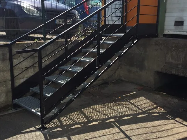 Escalier métallique extérieur droit avec marches en caillebotis galvanisé