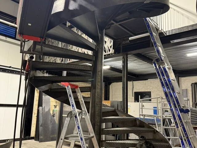 Escalier hélicoïdal en acier brut, fabrication à l’atelier