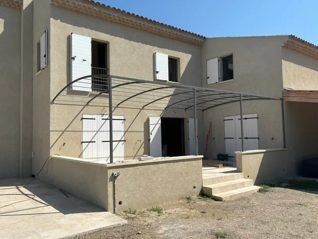 Pergola arquée avec ossature métallique cintrée - La Métallerie Du Sud
