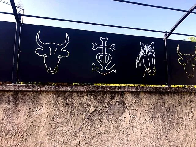 Brise-vue métallique motifs camarguais - La Métallerie Du Sud