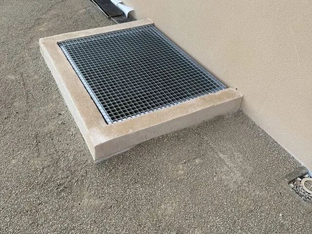 Caillebotis métallique et regard technique encastrés au sol