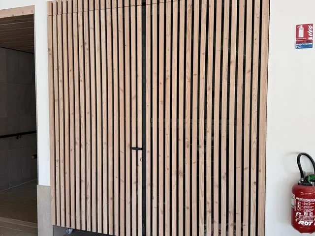 Portillon technique habillé de lames de bois clin, ferronnerie apparente