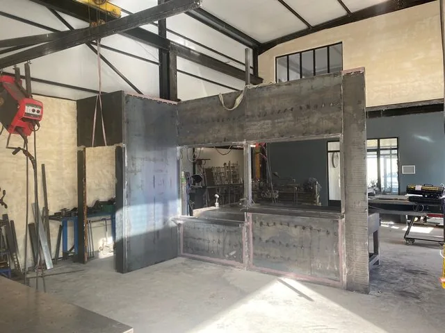 Ossature métallique d’un local technique en cours de fabrication à l’atelier