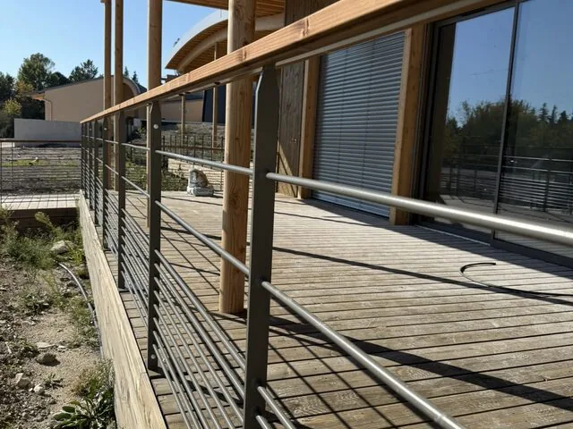 Garde-corps à lisses horizontales sur passerelle bois