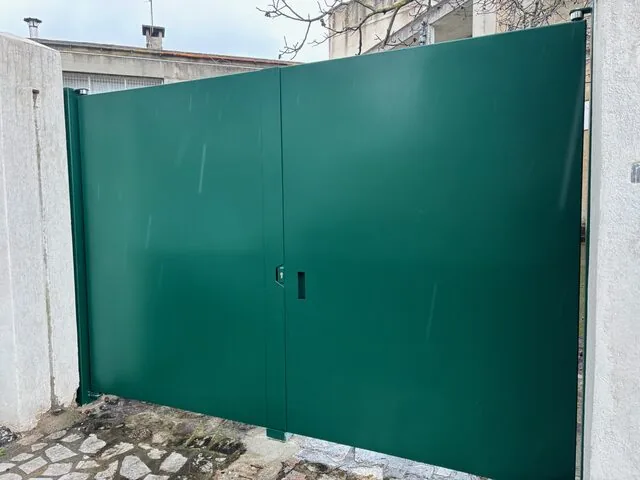 Portail battant vert deux vantaux fermé, accès professionnel