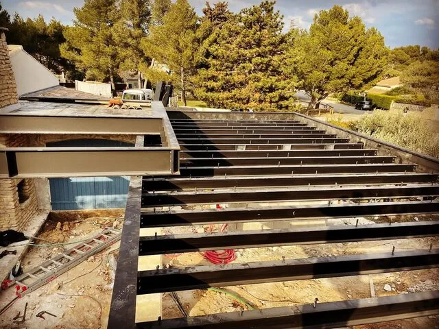 Ossature métallique de terrasse / pergola en cours de pose