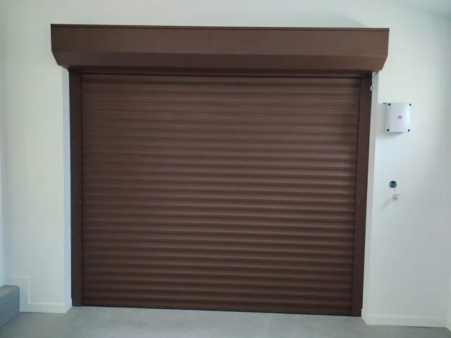 Volet roulant technique brun sur porte de garage
