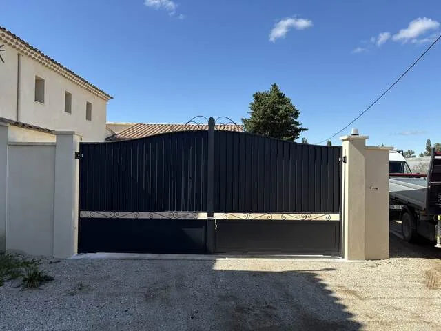 Portail sur mesure en fer forgé, ambiance jardin provençal - La Métallerie Du Sud