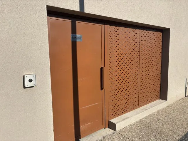 Porte technique corten et bardage ajouré assorti, local vélos