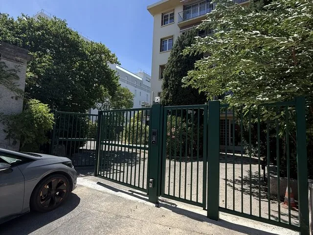 Portillon piéton vert avec pilier et interphone / contrôle d’accès