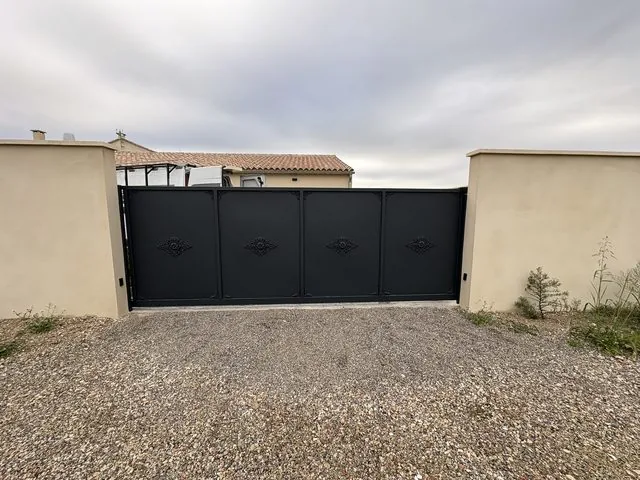 Portail coulissant 4 vantaux noir avec médaillons ouvragés - La Métallerie Du Sud