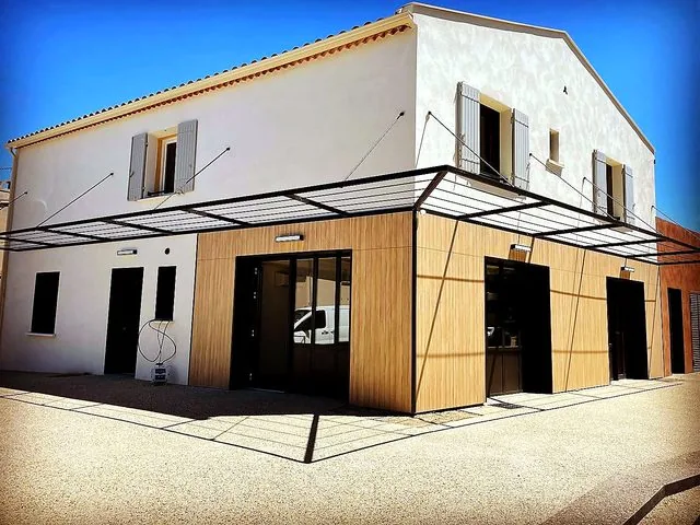 Pergola provençale câblée en façade - La Métallerie Du Sud
