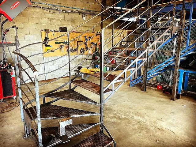 Escalier métallique en fabrication - La Métallerie Du Sud