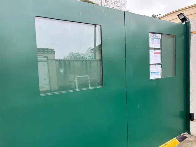 Guérite / local d’accueil vert avec fenêtres, poste de contrôle d’accès